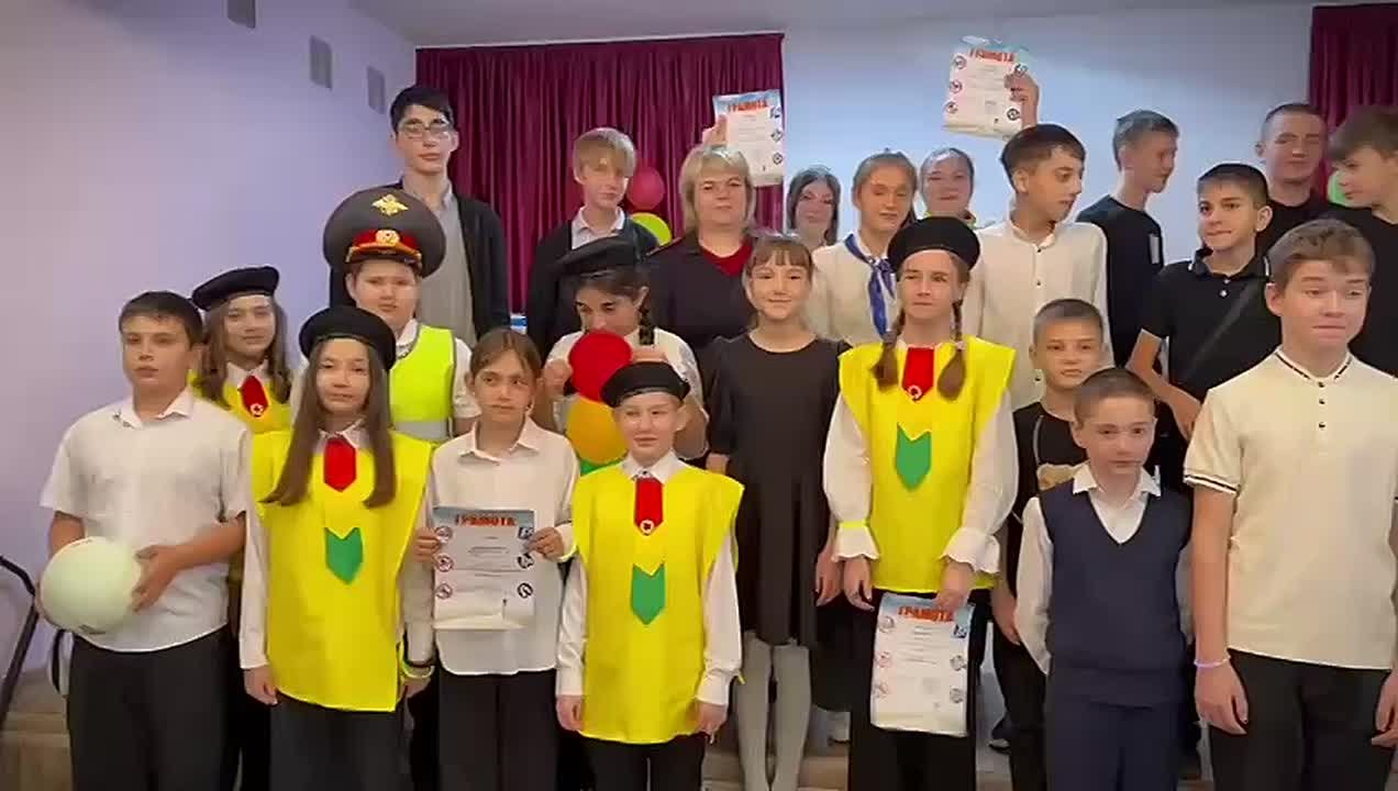 Творческие выступления, освещающие важные вопросы безопасности на дороге, представили отряды ЮИД Фроловского района на конкурсе агитбригад «Я грамотный пешеход!»