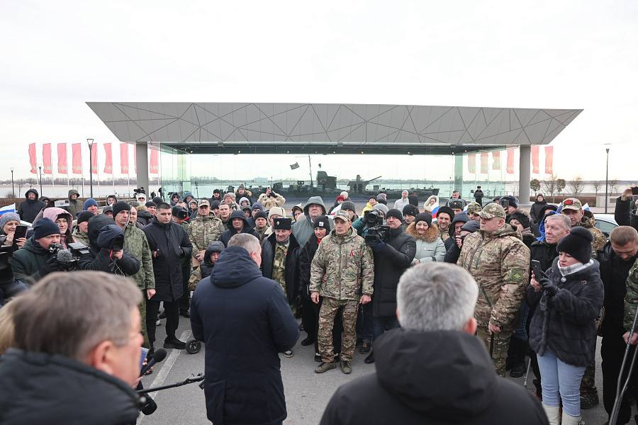 Губернатор Волгоградской области передал новые автомобили с ручным управлением ветеранам боевых действий Губернатор Волгоградской области передал новые автомобили с ручным управлением ветеранам боевых действий