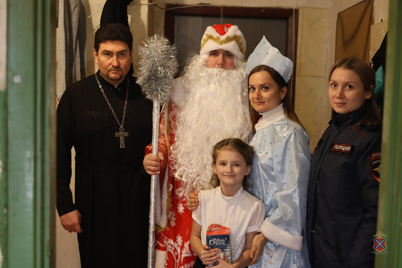 В Волгограде полицейские и общественники присоединились к Всероссийской акции МВД России «Полицейский Дед Мороз» В Волгограде полицейские и общественники присоединились к Всероссийской акции МВД России «Полицейский Дед Мороз»