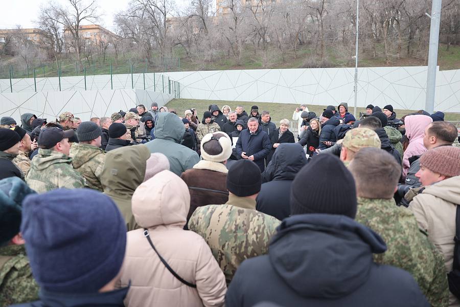 Губернатор Волгоградской области передал новые автомобили с ручным управлением ветеранам боевых действий Губернатор Волгоградской области передал новые автомобили с ручным управлением ветеранам боевых действий