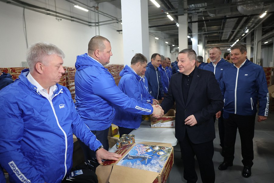 Губернатор Андрей Бочаров принял участие в сборе новогодних подарков для бойцов СВО Губернатор Андрей Бочаров принял участие в сборе новогодних подарков для бойцов СВО