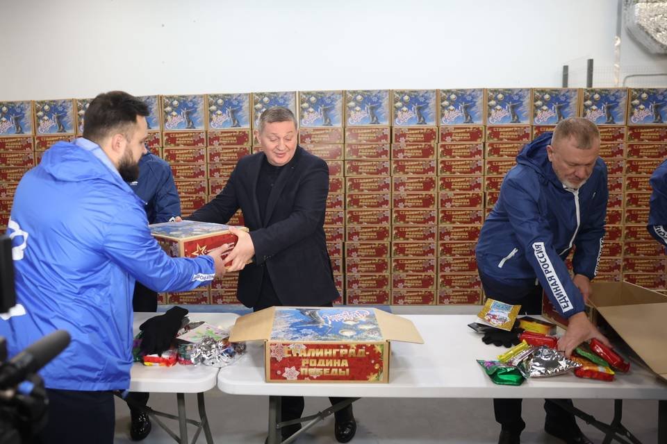 Бочаров с волгоградцами собрали новогодние подарки для бойцов СВО