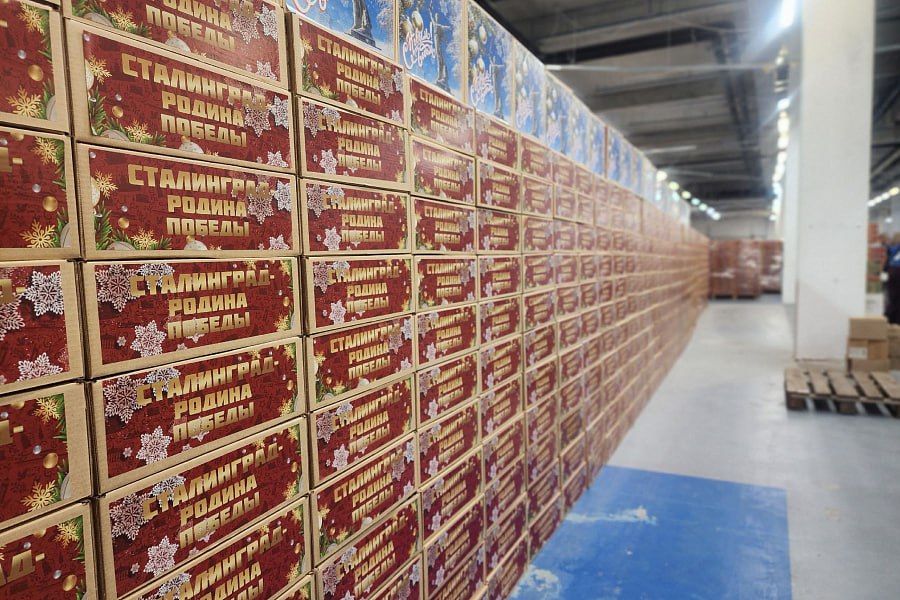 Губернатор Андрей Бочаров принял участие в сборе новогодних подарков для бойцов СВО Губернатор Андрей Бочаров принял участие в сборе новогодних подарков для бойцов СВО