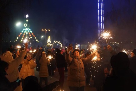 Дед Мороз и Снегурочка, диджей, кавер-группа и лазерное шоу: кто будет выступать на Новый год 2026 в Волгограде
