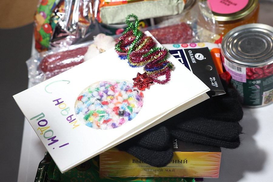 Губернатор Андрей Бочаров принял участие в сборе новогодних подарков для бойцов СВО Губернатор Андрей Бочаров принял участие в сборе новогодних подарков для бойцов СВО