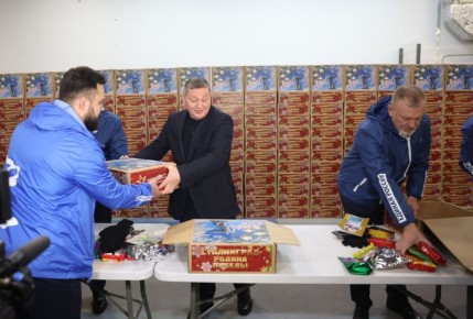 Губернатор Андрей Бочаров принял участие в сборе новогодних подарков для бойцов СВО