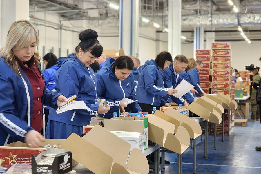 Губернатор Андрей Бочаров принял участие в сборе новогодних подарков для бойцов СВО Губернатор Андрей Бочаров принял участие в сборе новогодних подарков для бойцов СВО