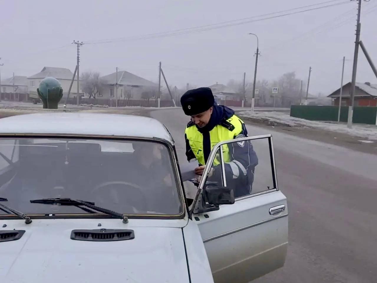 В связи с изменением погодных условий сотрудники Госавтоинспекции по Новоаннинскому району напомнили участникам дорожного движения о соблюдении правил безопасности В связи с изменением погодных условий сотрудники Госавтоинспекции по Новоаннинскому району напомнили участникам дорожного движения о соблюдении правил безопасности