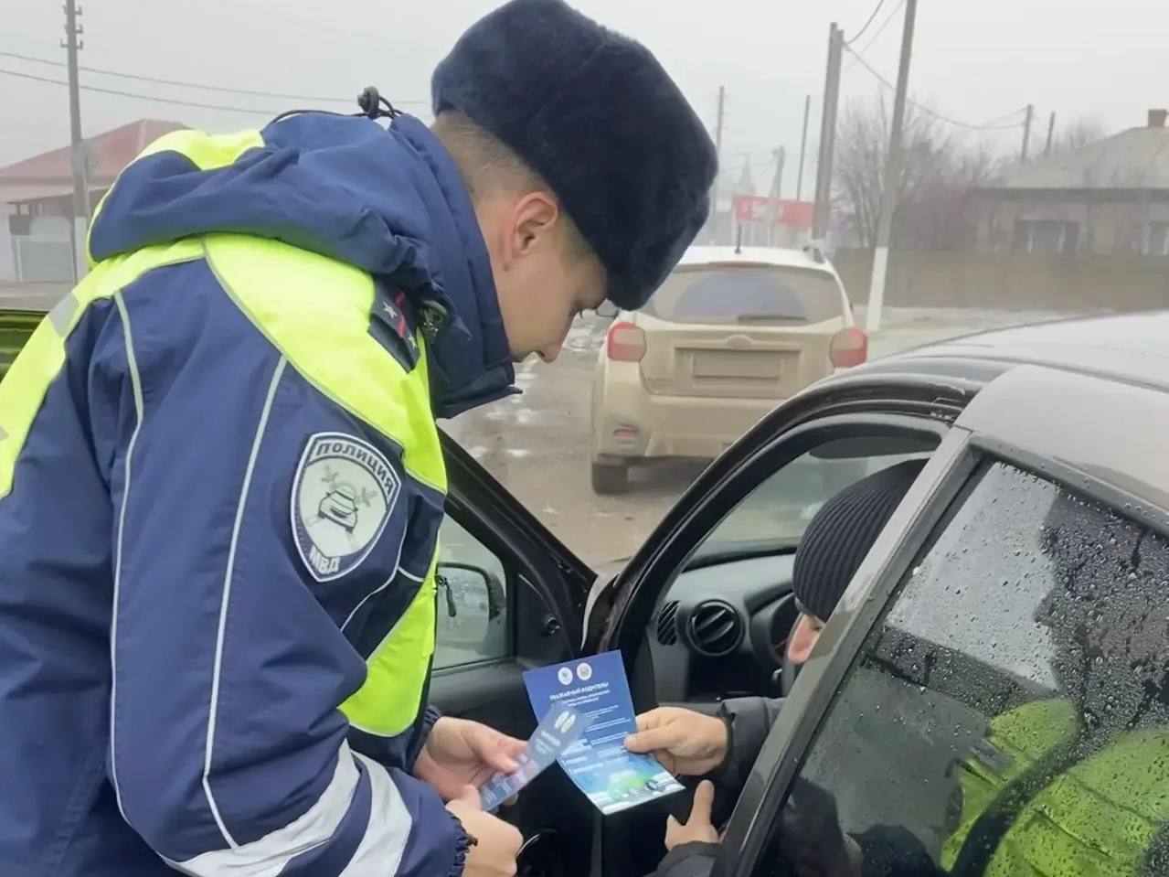 В связи с изменением погодных условий сотрудники Госавтоинспекции по Новоаннинскому району напомнили участникам дорожного движения о соблюдении правил безопасности