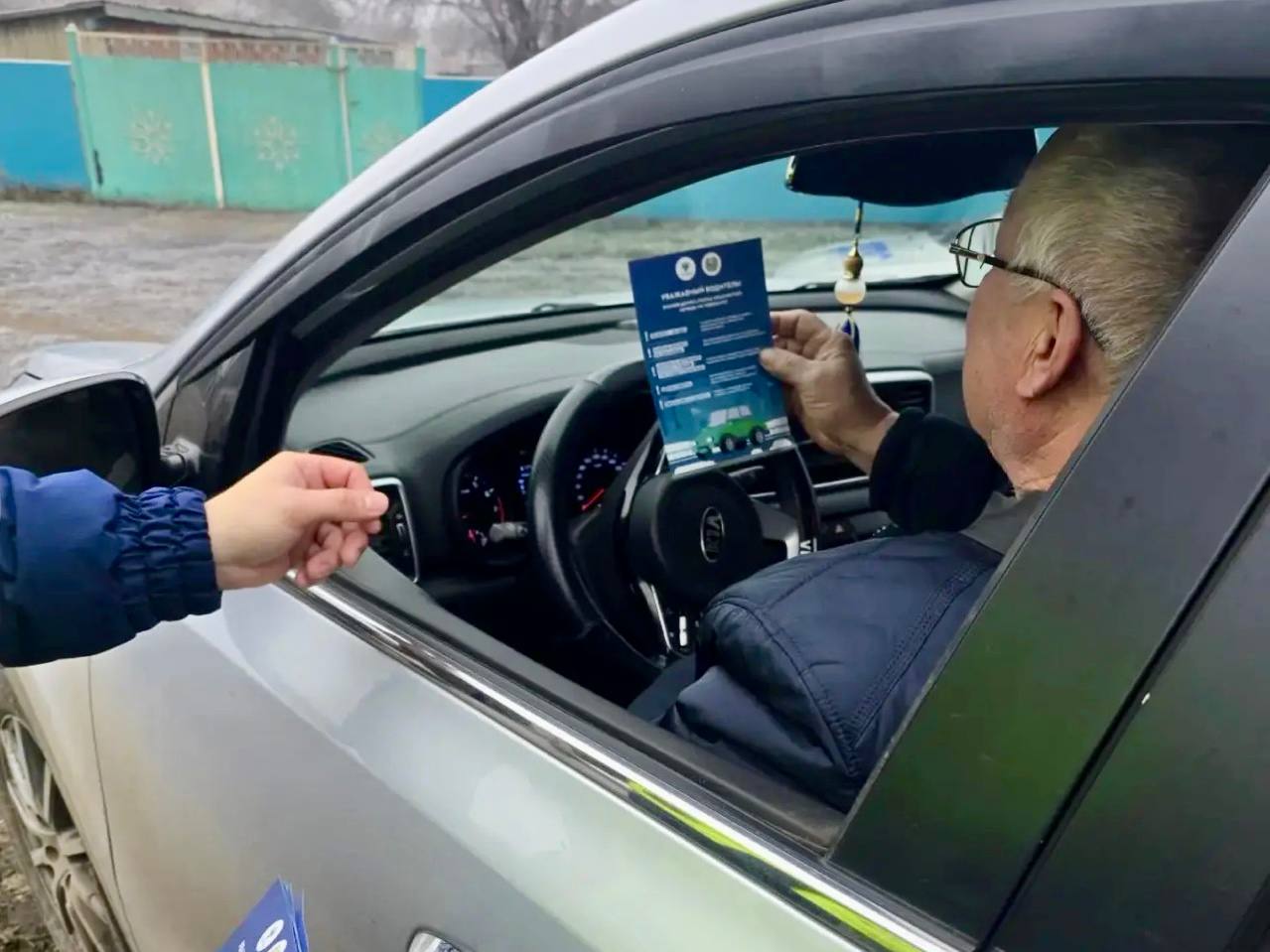 В связи с изменением погодных условий сотрудники Госавтоинспекции по Новоаннинскому району напомнили участникам дорожного движения о соблюдении правил безопасности В связи с изменением погодных условий сотрудники Госавтоинспекции по Новоаннинскому району напомнили участникам дорожного движения о соблюдении правил безопасности