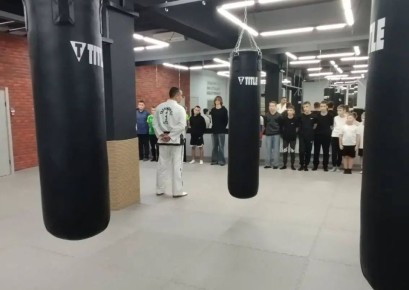 На площадке Центра единоборств «Сталинград» в Тракторозаводском районе прошел необычный мастер класс для подростков, оказавшихся в сложной жизненной ситуации