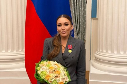 Владимир Путин наградил медалью певицу Ирину Дубцову