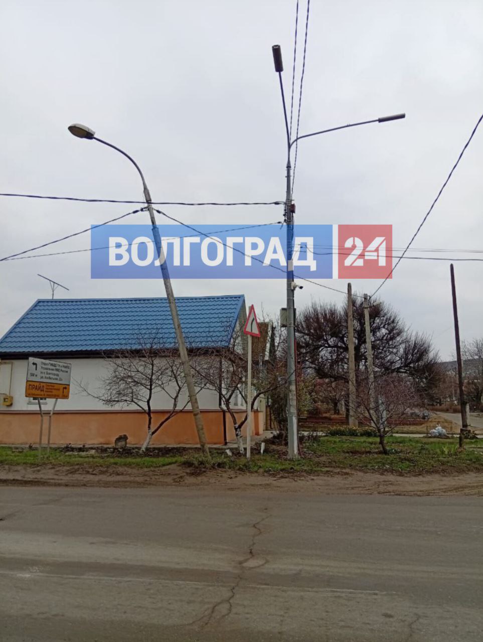 Жители Красноармейского района сообщают о накренившемся столбе Жители Красноармейского района сообщают о накренившемся столбе