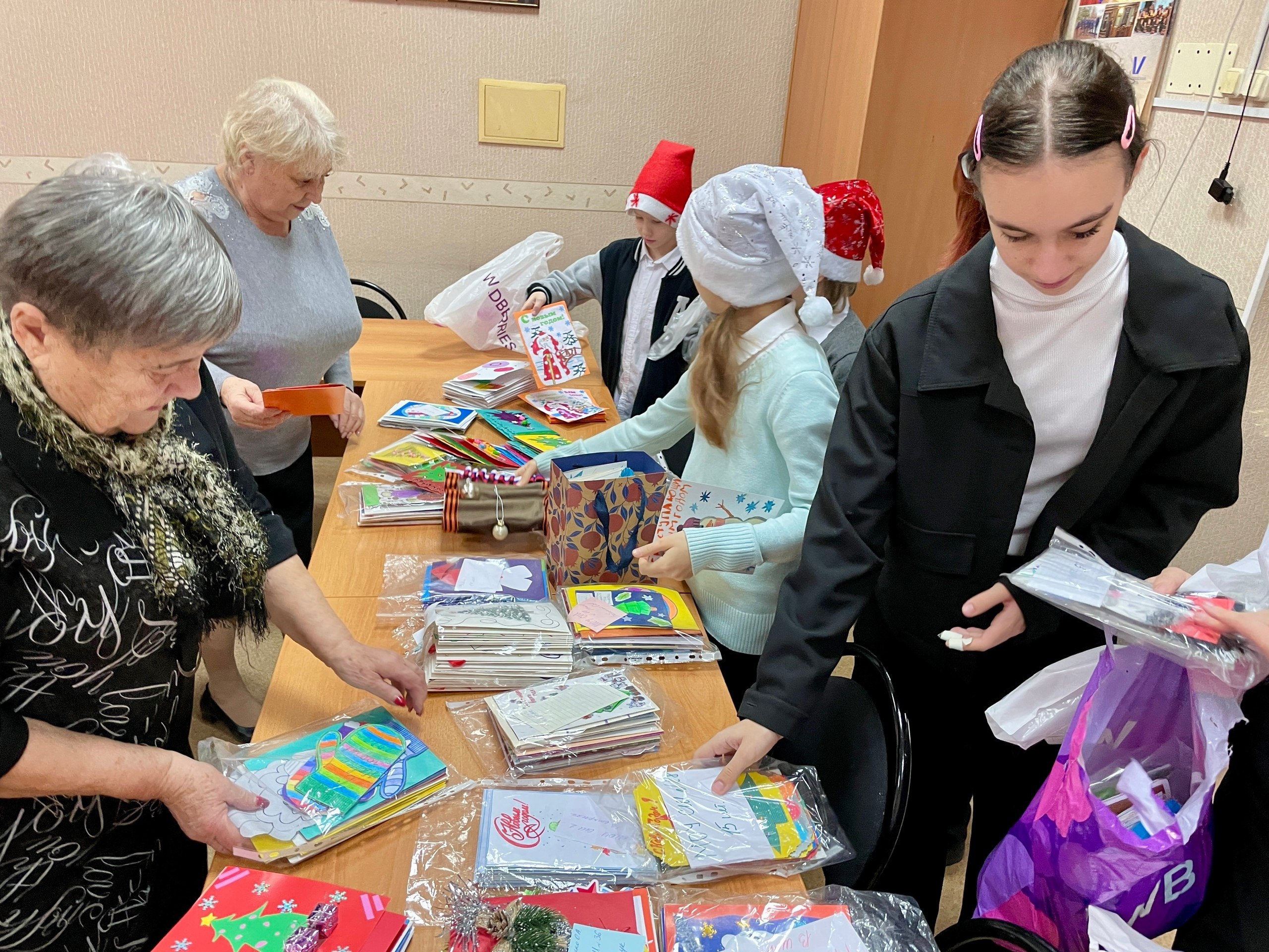 Волжские школьники подарили ветеранам более 450 новогодних открыток Волжские школьники подарили ветеранам более 450 новогодних открыток