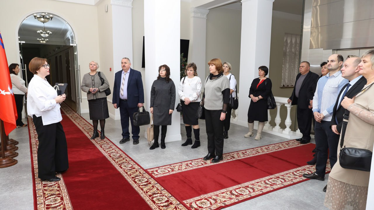 Директора школ Тракторозаводского района Волгограда посетили с экскурсией региональный парламент Директора школ Тракторозаводского района Волгограда посетили с экскурсией региональный парламент