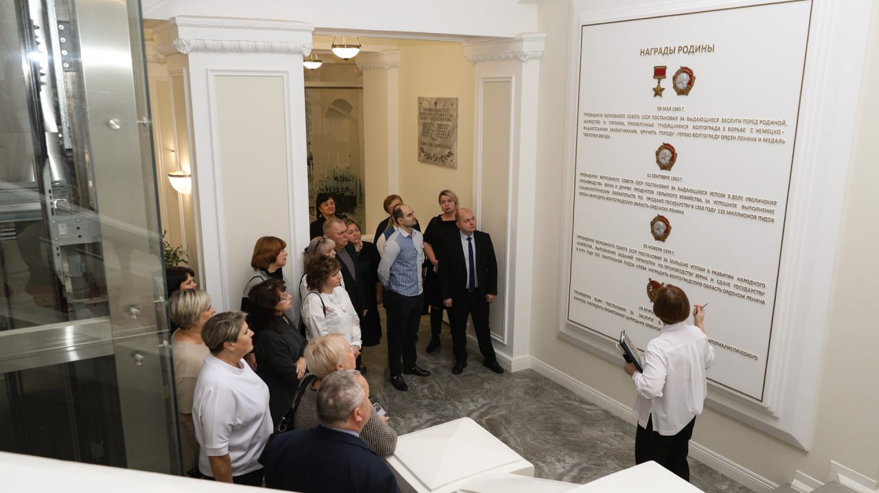 Директора школ Тракторозаводского района Волгограда посетили с экскурсией региональный парламент