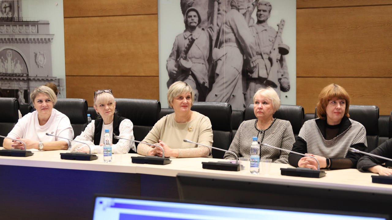 Директора школ Тракторозаводского района Волгограда посетили с экскурсией региональный парламент Директора школ Тракторозаводского района Волгограда посетили с экскурсией региональный парламент