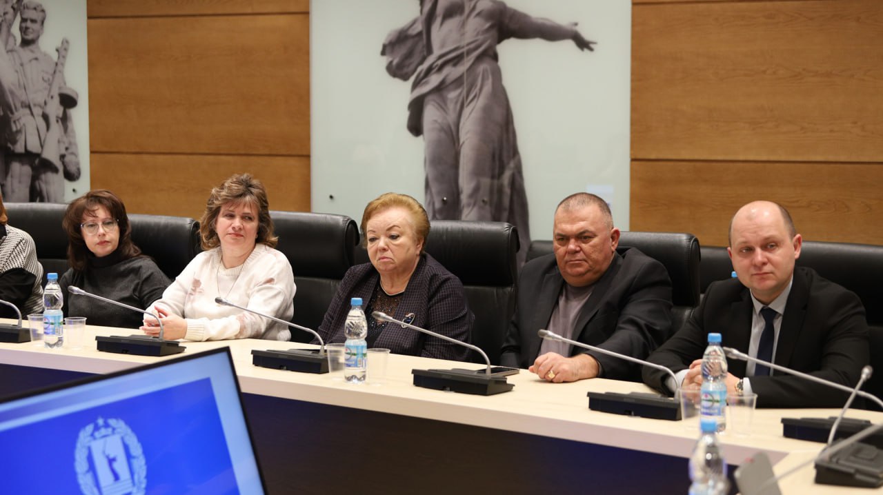 Директора школ Тракторозаводского района Волгограда посетили с экскурсией региональный парламент Директора школ Тракторозаводского района Волгограда посетили с экскурсией региональный парламент