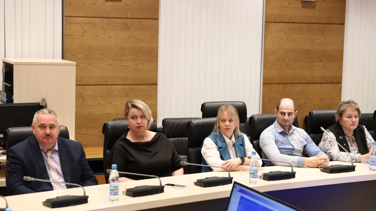 Директора школ Тракторозаводского района Волгограда посетили с экскурсией региональный парламент Директора школ Тракторозаводского района Волгограда посетили с экскурсией региональный парламент