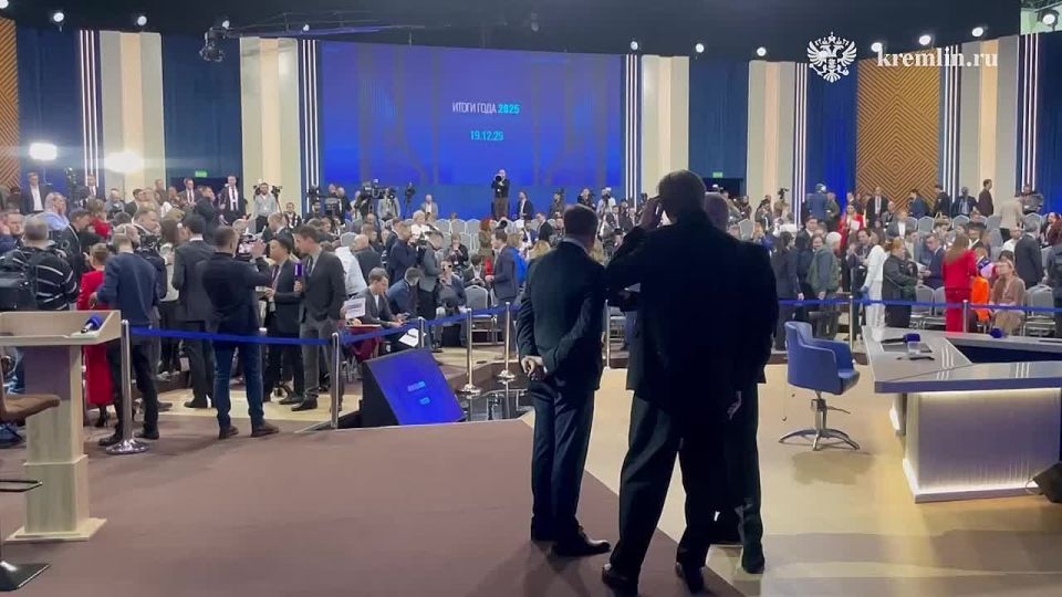 Через 30 минут начнется прямая линия с Владимиром Путиным