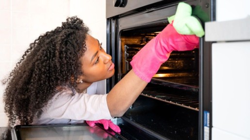 Дверца духовки засияет как новая: это копеечное средство заставит забыть о химии