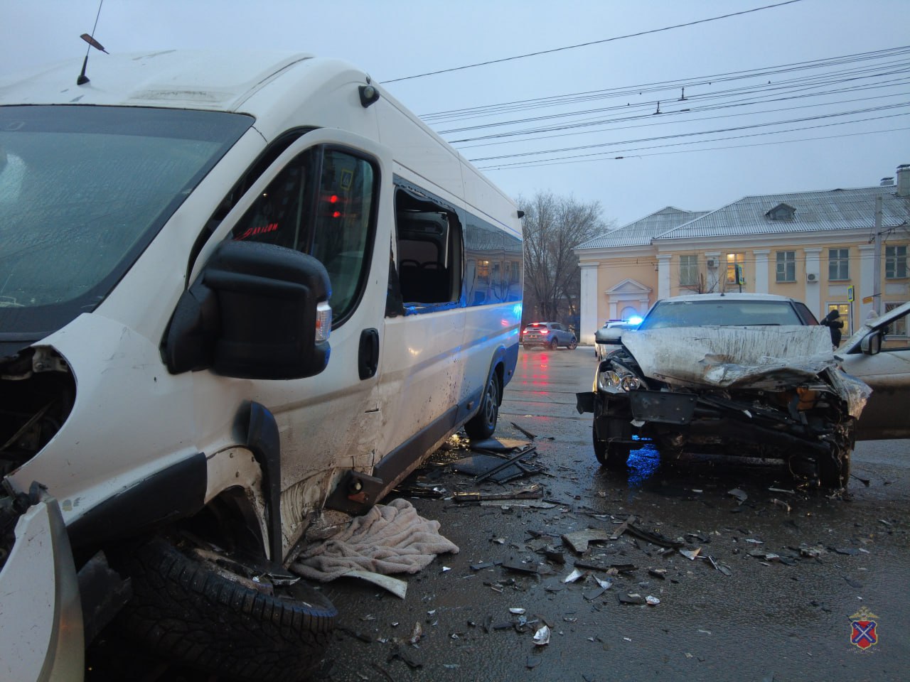 Легковушка влетела в автобус в Волгограде, пострадали семь человек Легковушка влетела в автобус в Волгограде, пострадали семь человек