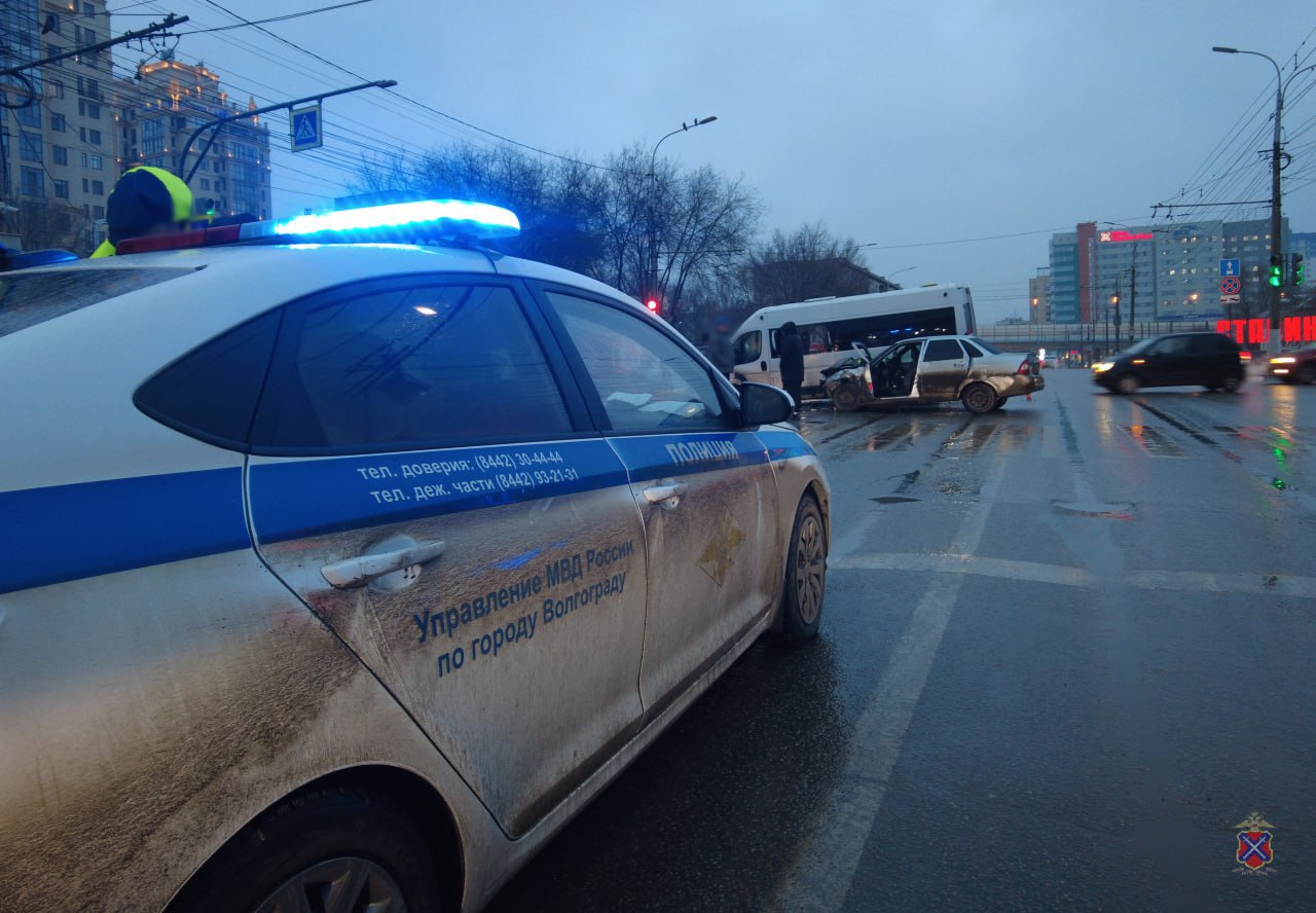 Легковушка влетела в автобус в Волгограде, пострадали семь человек Легковушка влетела в автобус в Волгограде, пострадали семь человек