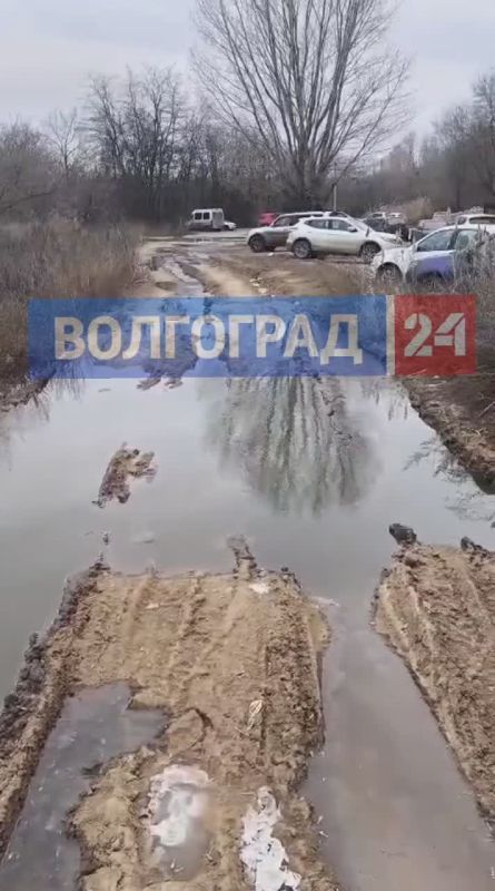 Жильцы домов №№19, 19/1, 19/2 по улице Космонавтов в Волгограде сообщают о разрушении канализационного коллектора, в результате чего произошло полное затопление подвалов