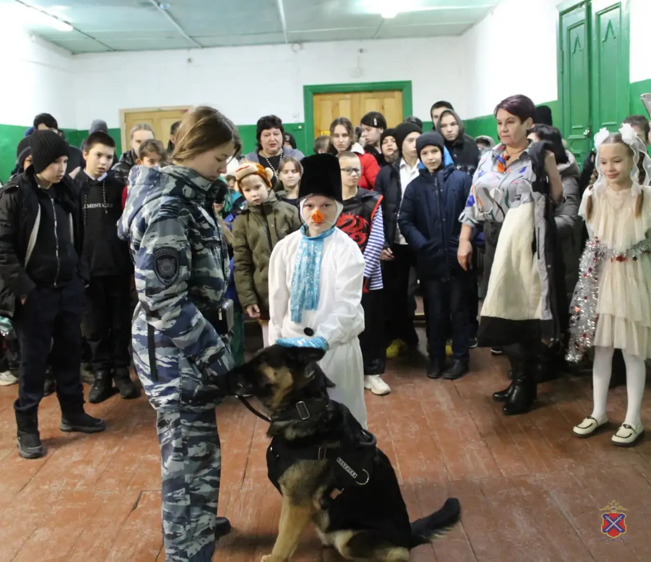 Полицейские Жирновска совместно с сотрудниками ГУ МВД России по Волгоградской области поздравили детей с наступающим Новым годом Полицейские Жирновска совместно с сотрудниками ГУ МВД России по Волгоградской области поздравили детей с наступающим Новым годом