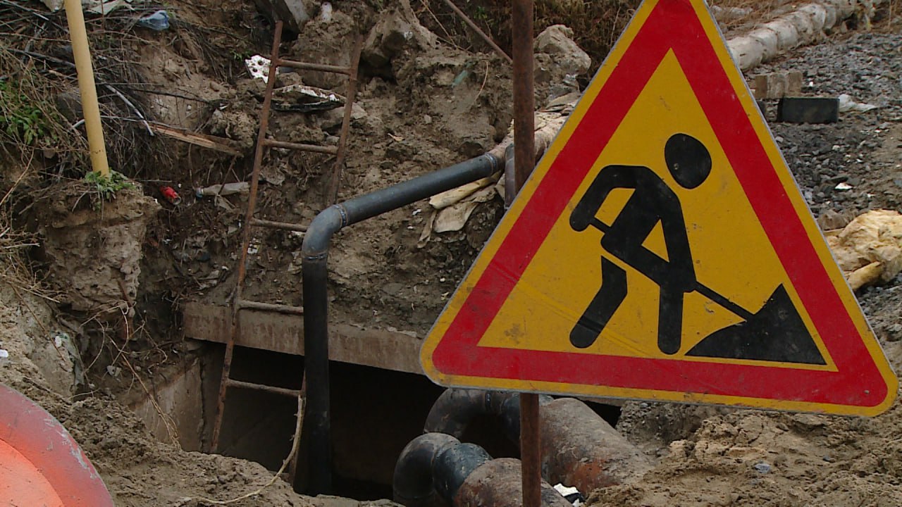 В Дзержинском районе Волгограда устранили засор из бетона, сетки и тряпок на канализационном коллекторе