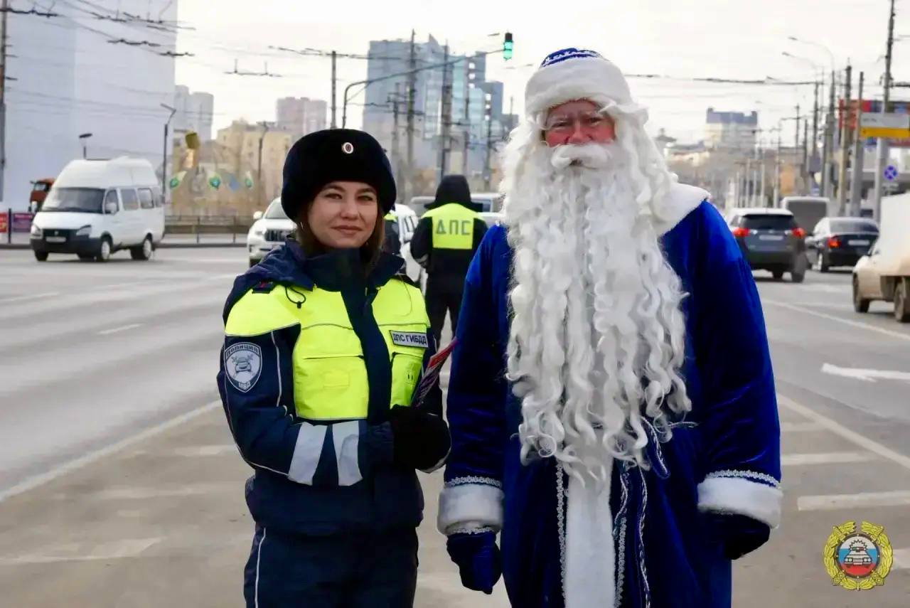 "Полицейский Дед Мороз" вышел на дороги города Волгограда "Полицейский Дед Мороз" вышел на дороги города Волгограда
