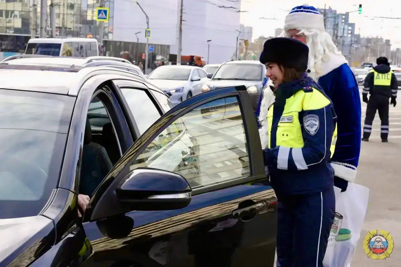 "Полицейский Дед Мороз" вышел на дороги города Волгограда "Полицейский Дед Мороз" вышел на дороги города Волгограда
