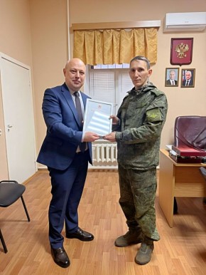 Накануне Нового года депутат регпарламента Олег Дмитриев посетил с рабочим визитом одну из воинских частей региона