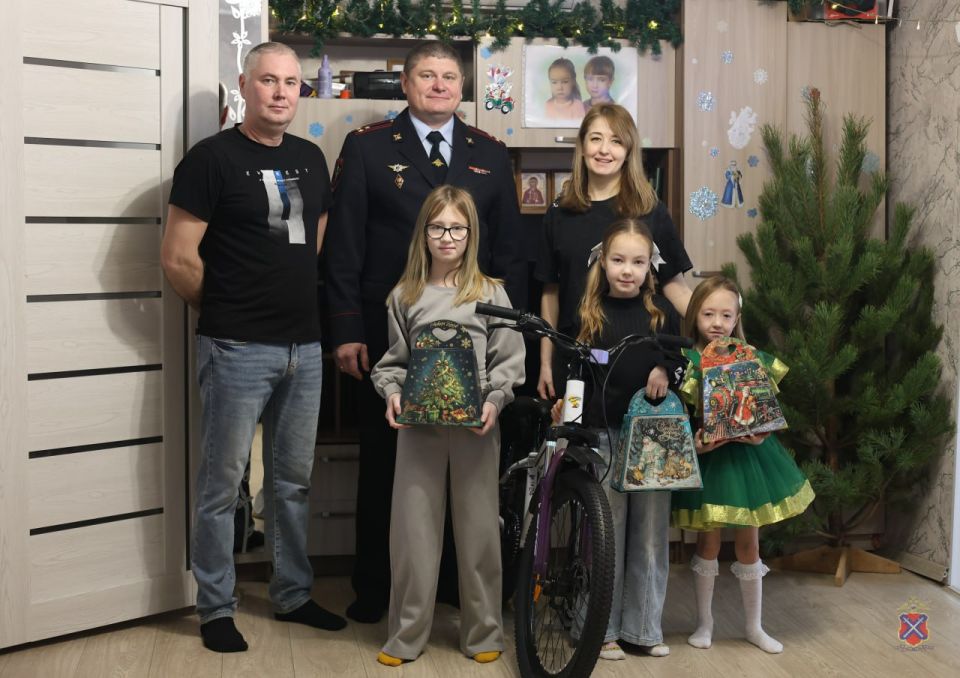 В Волгограде полицейские исполнили новогоднюю мечту 8-летней Есении