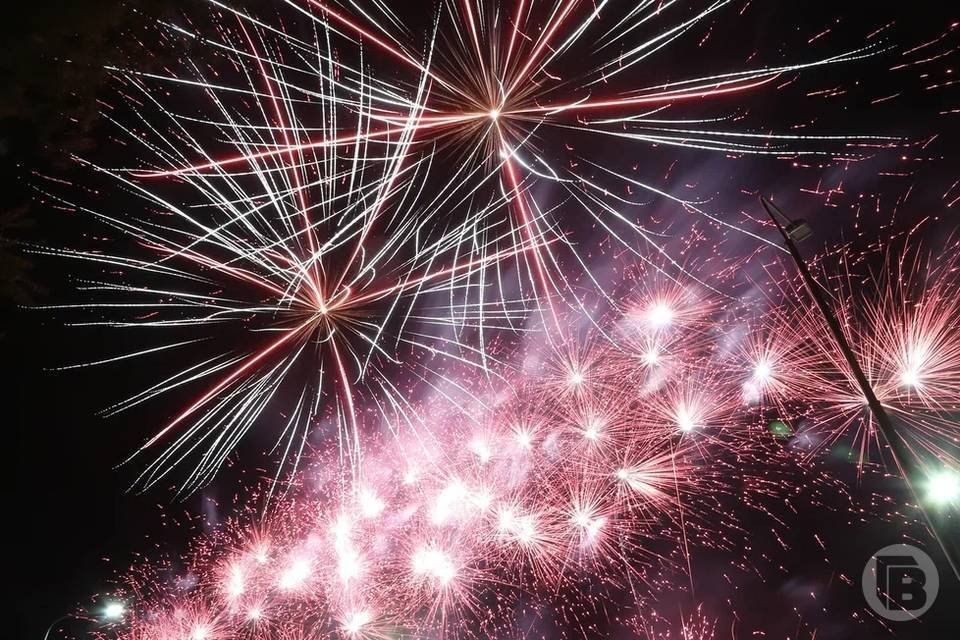 Волгоградцы, наплевав на запрет, пускают мощные салюты