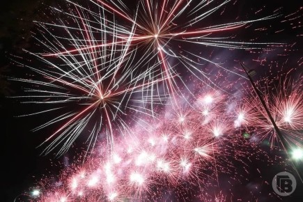 Волгоградцы, наплевав на запрет, пускают мощные салюты