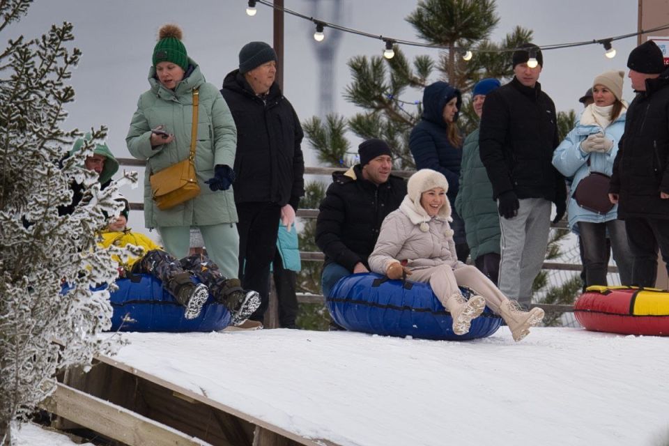 В Волгограде заработали снежные горки с видом на Волгу и стадион