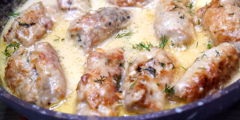 Мясные рулетики в сметано-чесночном соусе