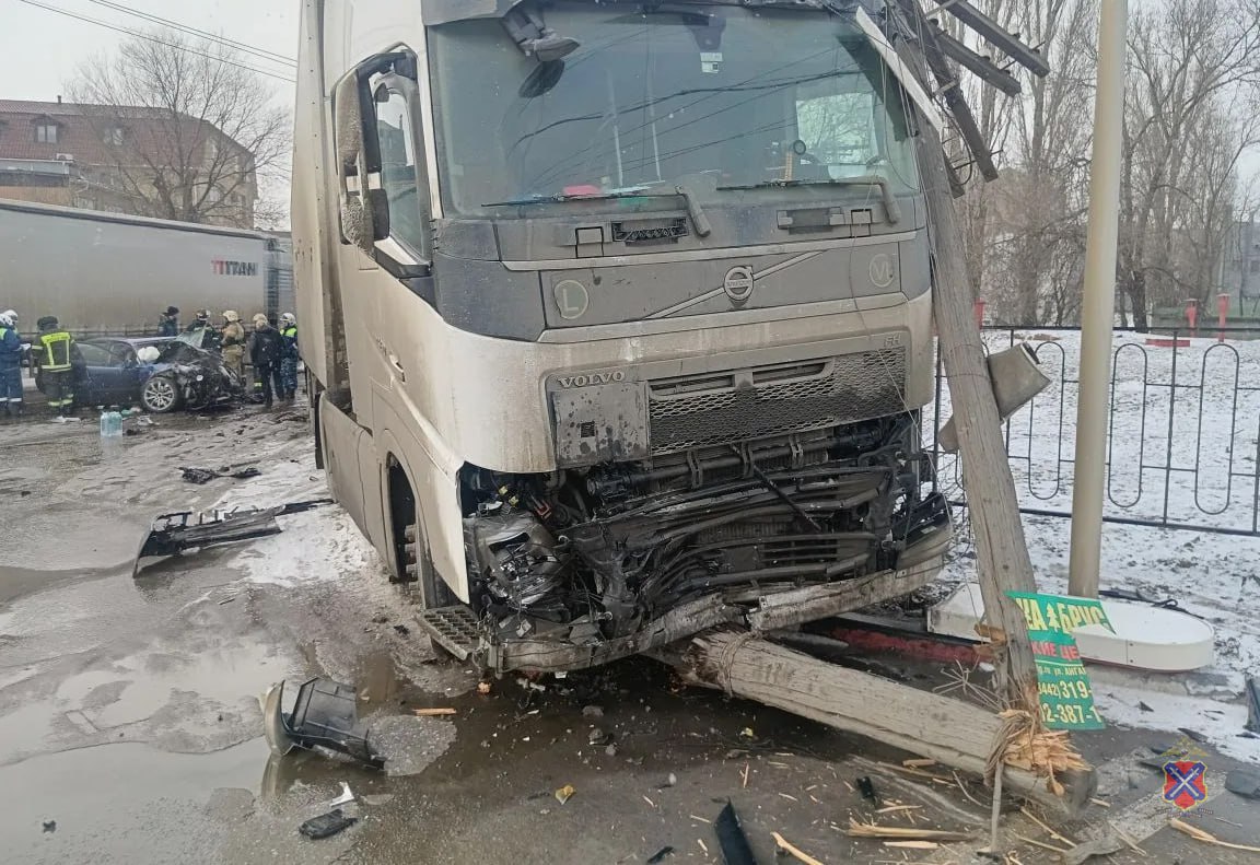 Устанавливаются обстоятельства ДТП в Ворошиловском районе