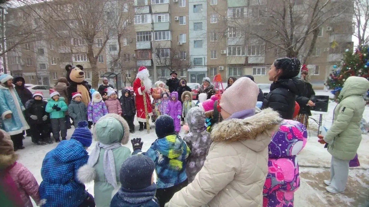 В Волжском проходят дворовые ёлки В Волжском проходят дворовые ёлки