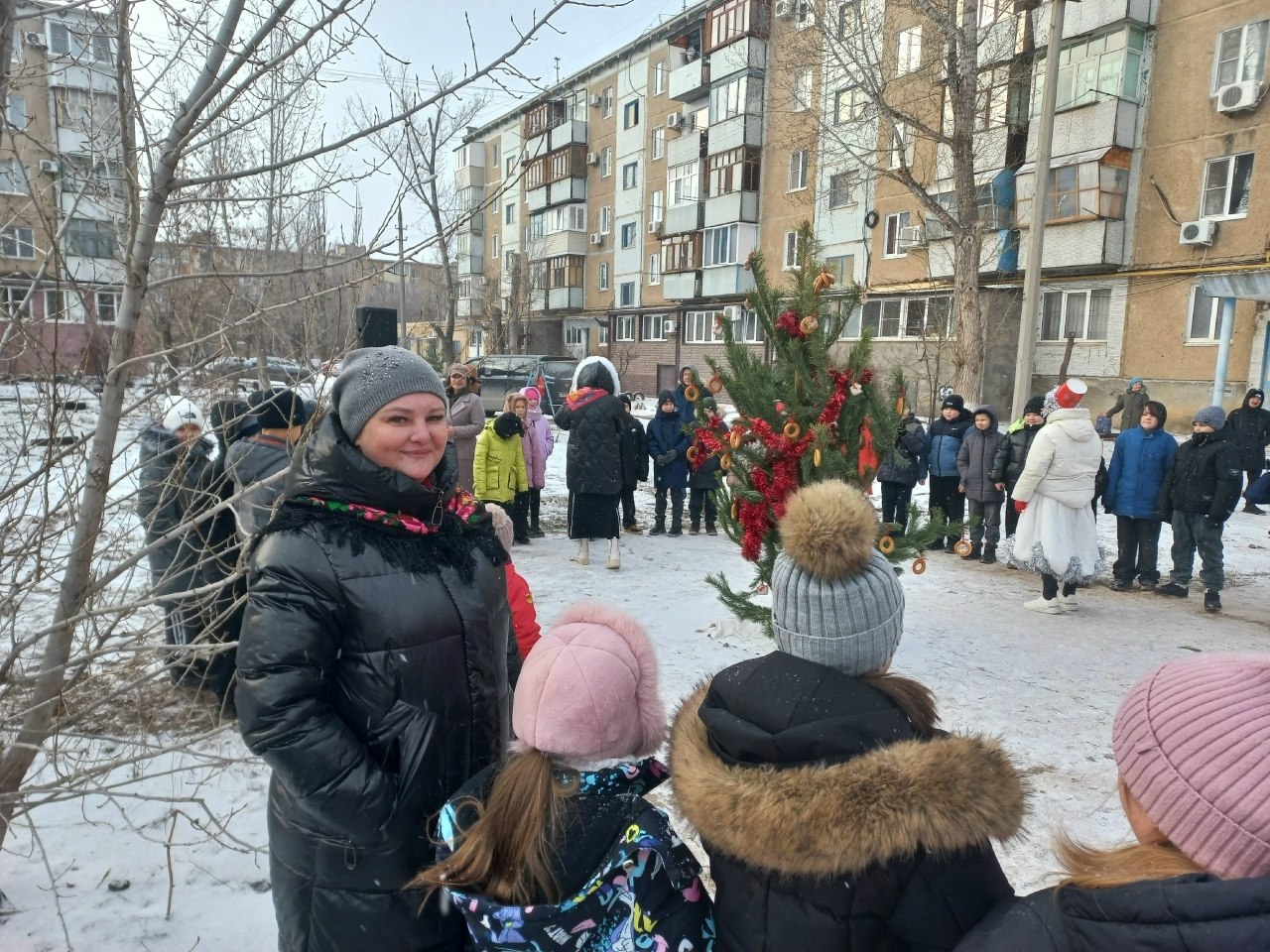В Волжском проходят дворовые ёлки В Волжском проходят дворовые ёлки