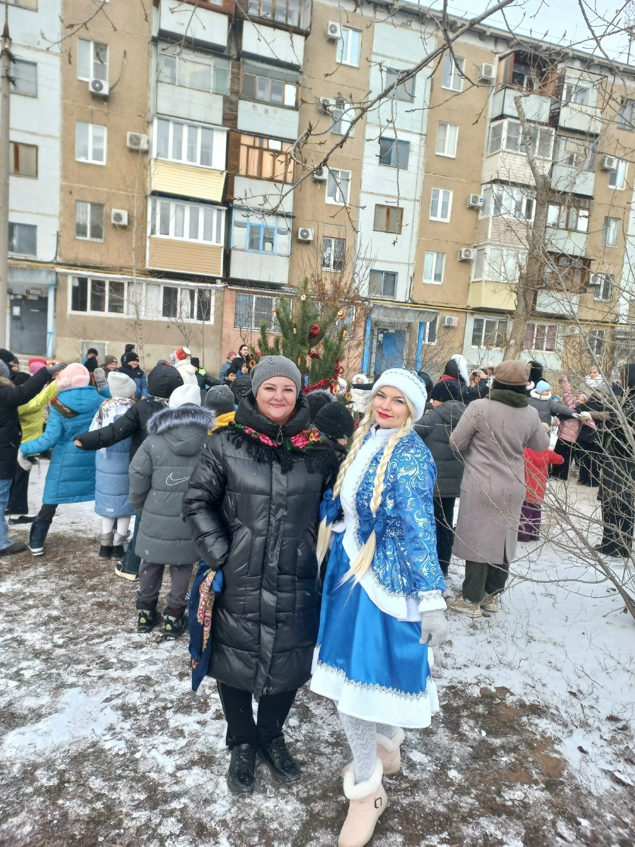 В Волжском проходят дворовые ёлки В Волжском проходят дворовые ёлки