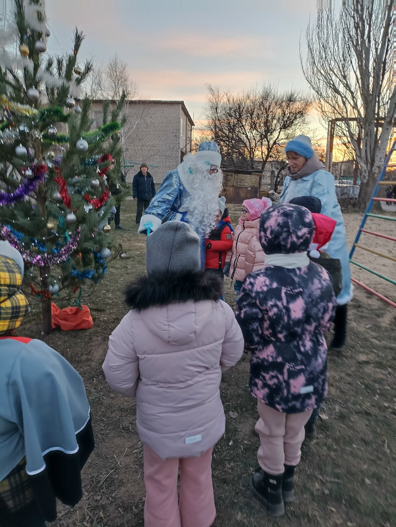 В Волжском проходят дворовые ёлки В Волжском проходят дворовые ёлки