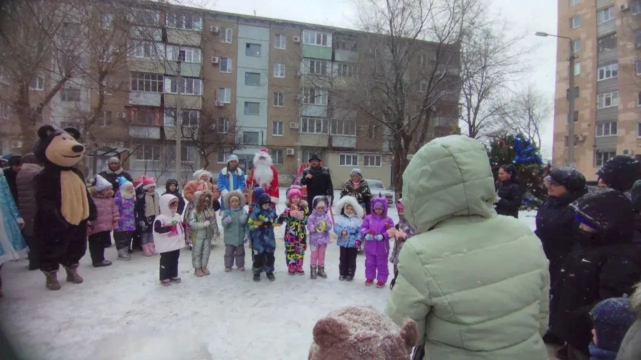 В Волжском проходят дворовые ёлки В Волжском проходят дворовые ёлки