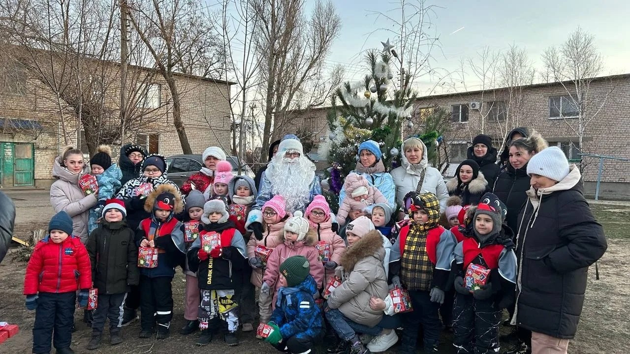 В Волжском проходят дворовые ёлки