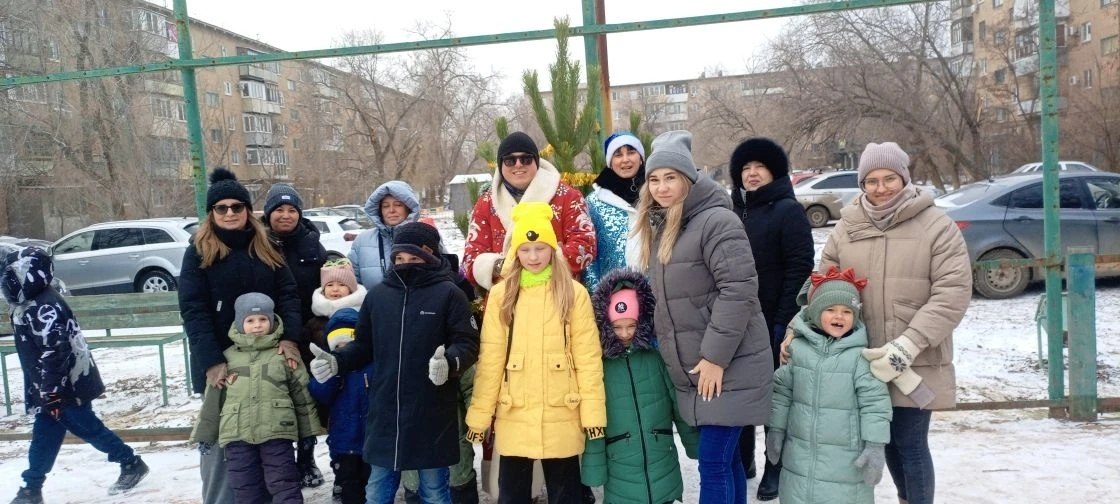 В Волжском проходят дворовые ёлки В Волжском проходят дворовые ёлки