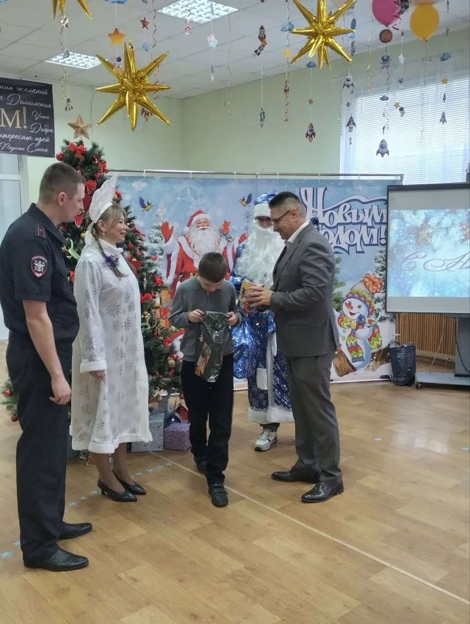 В Волгограде сотрудники транспортной полиции поздравили детей с Новым годом В Волгограде сотрудники транспортной полиции поздравили детей с Новым годом