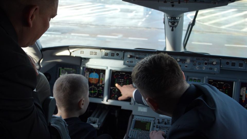 Восьмилетний Егор из Волгограда познакомился с авиацией благодаря «Елке желаний»