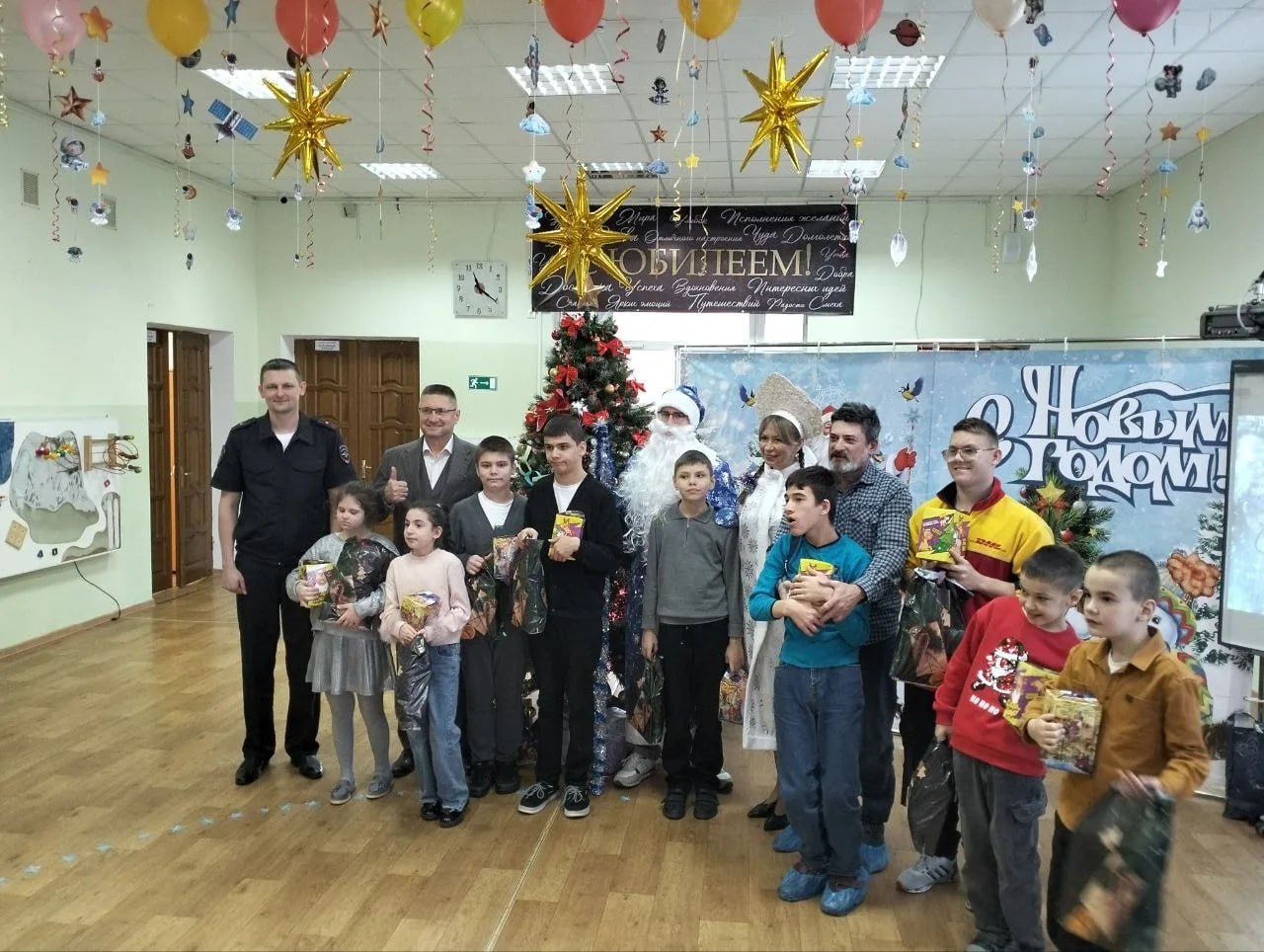 В Волгограде сотрудники транспортной полиции поздравили детей с Новым годом В Волгограде сотрудники транспортной полиции поздравили детей с Новым годом