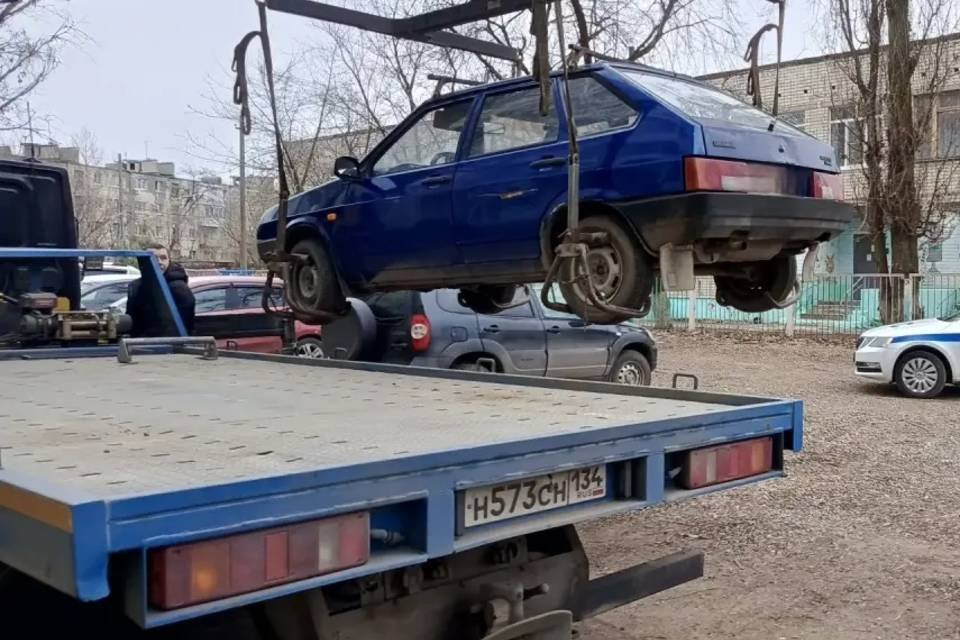 Две машины арестовали волгоградские приставы из-за штрафов ГАИ